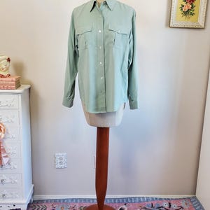 Tres Chic | Vintage 1990&#39;s Pale Sage Green Pure Silk Button Down Blouse MOP Buttons | Jones New York Country Essentials | Medium