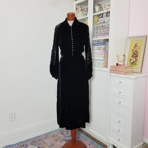 Vestido de terciopelo negro de la década de 1930 con mangas de obispo quemadas y botones de metal / Meet Me At Midnight / Large