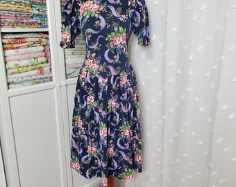 Vintage 1980's Does 40's Navy Floral Rosa Rose und Bänder Print Kleid Baske Taille Puffärmel / DB Sport / Medium
