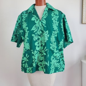 Vintage 1960's / 70's Green Tropical Floral Hibiscus Print  Hawaiian Style Blouse Patch Pockets Unisex | Medium | Hang Ten Blouse