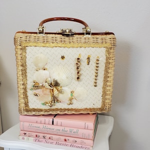 Sommer-Icon | Vintage 1950er / 60er Jahre Wicker Style Box Tasche Seashell Decor Neuheit Geldbörse | Prinzessin Charming von ATLAS