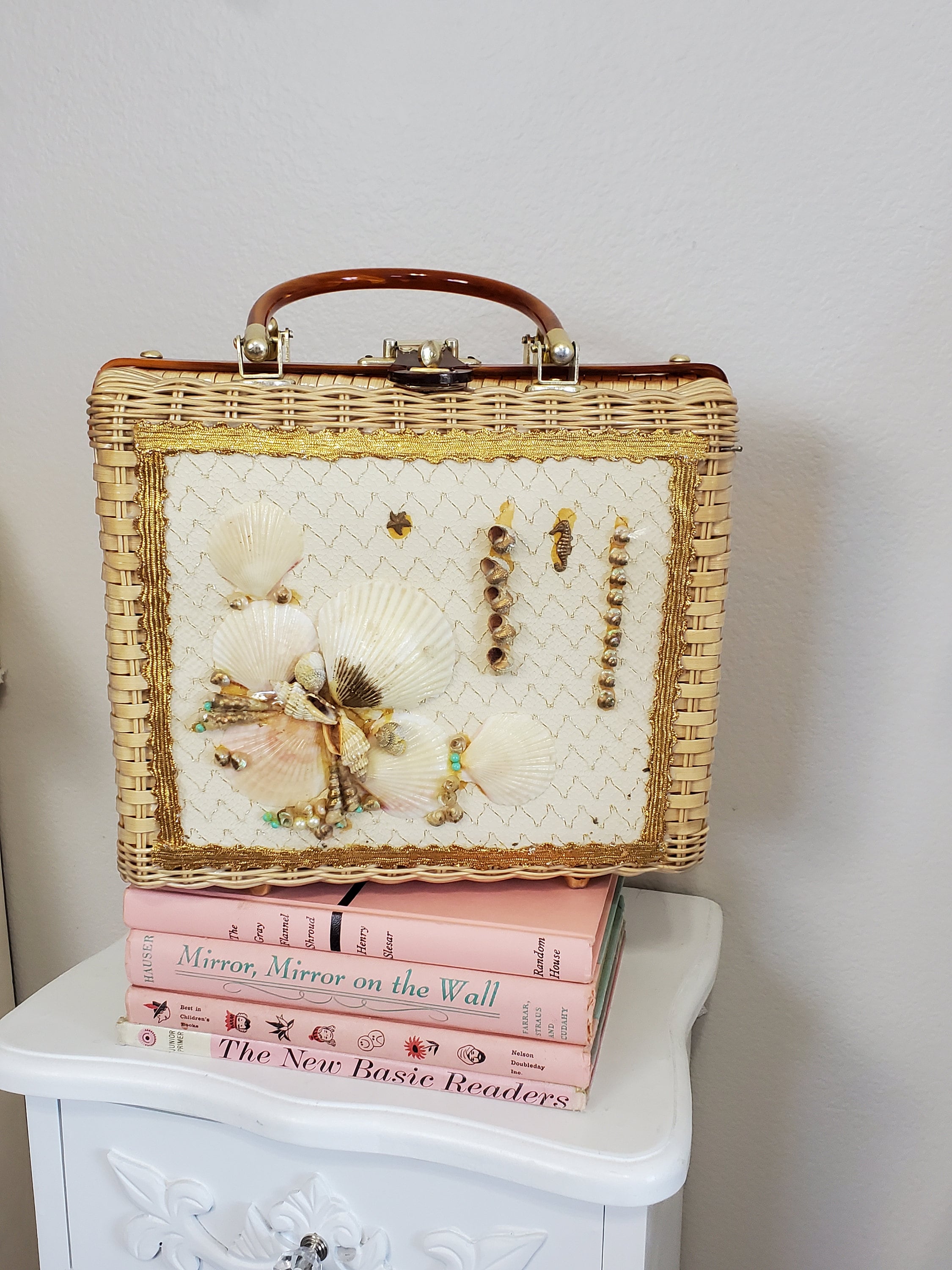 Summer Icon | Vintage 1950's / 60's Wicker Style Box Bag Seashell