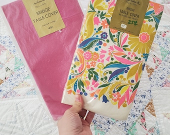 Vintage 1960's Mid Century Mod Pair Bright Floral & Pink Bridge Table Covers Mantel de papel cuadrado / Deadstock Hallmark Set Prop 44 "x 44"