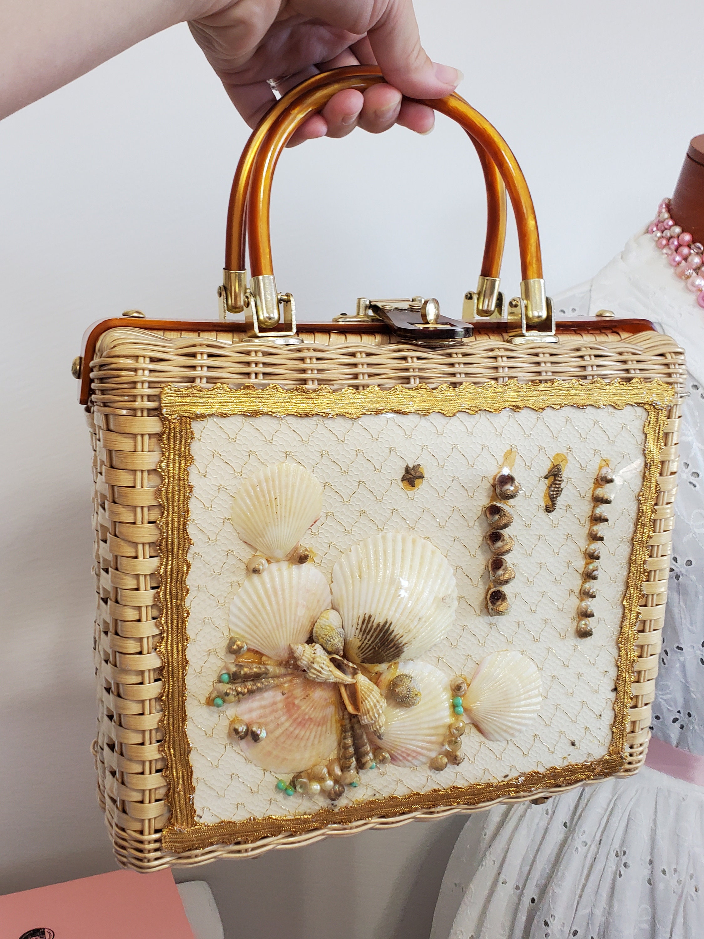 Summer Icon | Vintage 1950's / 60's Wicker Style Box Bag Seashell
