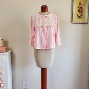 Night Night | Vintage 1960&#39;s Bubblegum Pink Nylon Lace Trimmed Bed Jacket | Figurfit | Medium