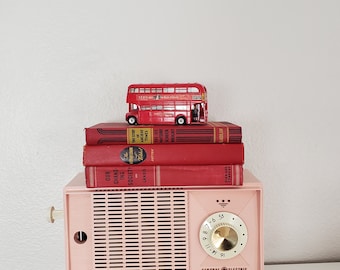 Pila di libri vintage rossi e neri / lotto di 3 libri Decorazioni per la casa Storia dei tempi antichi Le nostre società in cambiamento
