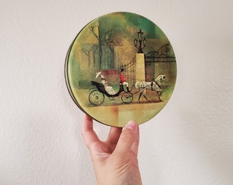 Vintage 1960&#39;s / 70&#39;s Antique Street Carriage Ride Scene Horse Drawn Carriage Woman with Parasol Decorative Tin