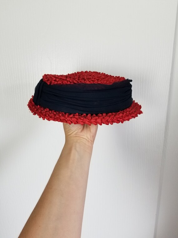 Vintage 1950's 60's Red Raffia Hat with Dark Blue… - image 9