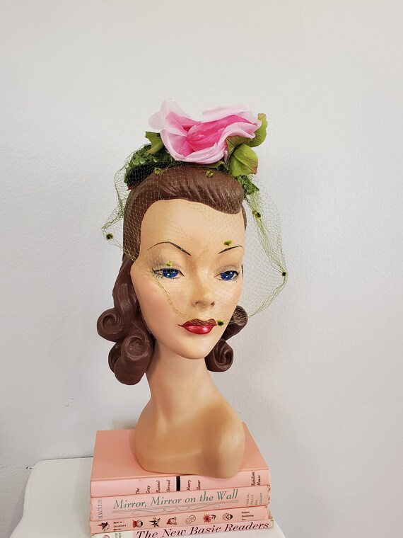 Vintage 1950's Green Raffia Hat With Pink Milline… - image 1