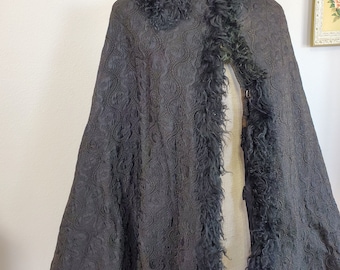 Antiker viktorianischer / edwardianischer schwarzer Trauer Cape Umhang Pelzbesatz Haken vorne strukturierte Jacquard Stoff