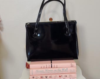 Bolsa vintage de couro ou vinil preta brilhante dos anos 1950/60 com fecho Kisslock e fecho de pressão