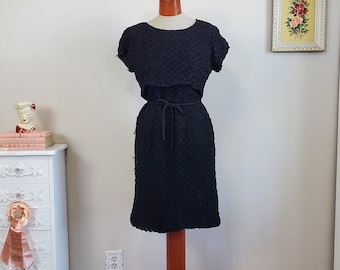 Het gaslicht | Vintage jaren 1950/60 zwart lint werk wiggle jurk tweedelige look jurk en riem | Middelgroot tot groot