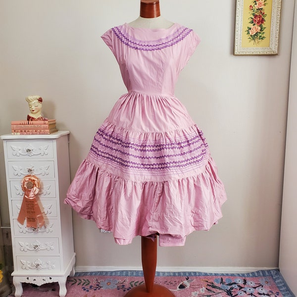 Vintage 1950's Lilac Purple Patio Square Dance Dress With Purple and Gold Threaded Ric Rac Trim Full Skirt | XS to Small