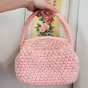 Vintage 1950&#39;s / 60&#39;s Mid Century Pretty Pink Raffia Like Woven Purse Kisslock Clasp | Walborg Made in Japan