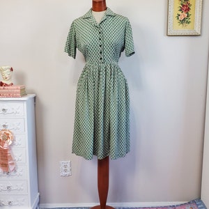 Errands to Run | Vintage 1950's Green Paisley Comma Print Shirtwaist Dress With Pockets | Medium