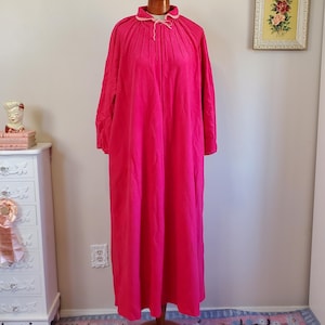 Herrin der Muße | Vintage 1960er / 70er Jahre Magenta Velour Hausmantel Robe Reißverschluss Vorne | Sears At Home Wear | M bis XL