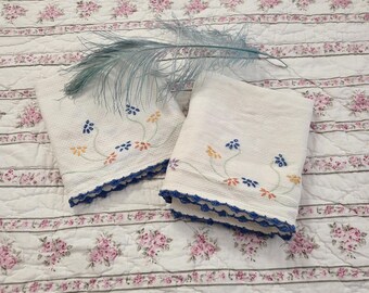 Vintage broderade Huck kökshanddukar handdukar med blå virkad kant, par