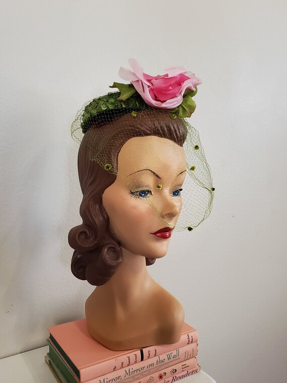 Vintage 1950's Green Raffia Hat With Pink Milline… - image 2