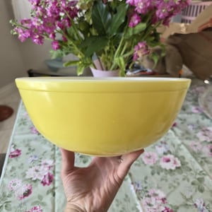 Vintage 1950's Mid Century Yellow Primary Pyrex Mixing Bowl #404 4 Quart Great Shiny Condition