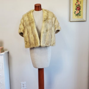 Touch of Class | Vintage 1940&#39;s / 50&#39;s Blonde Grey Fur Stole Capelet with Pockets | Open Size up to XL