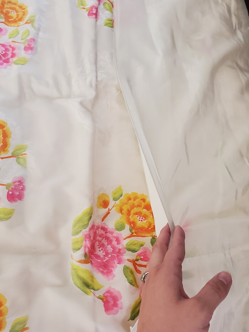 Puede incluir: Bedding blanco floral con un patr&oacute;n floral rosa y amarillo. La ropa de cama est&aacute; hecha de una tela suave y ligera.