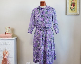 Lavendel Haze | Vintage jaren 1950 paarse bloemen semi pure jurk jas en riem geplooide rok | Kerrybrooke | Groot