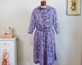 Lavender Haze | Vintage 1950-tals lila blommig halvtransparent klänning, jacka och skärp, veckad kjol | Kerrybrooke | Stor