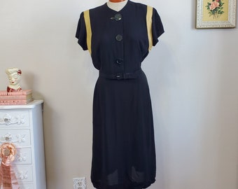 Co-Ed-Klassen | Vintage 1940er Jahre Schwarzes Rayon-Kreppkleid mit Knöpfen vorne, Colorblock-Ärmeln | Miss Bea-Tween gestylt von Well Made | XL Volup