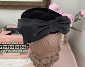 Vintage 1950's / 60's Black Velvet Topper Hat With Back Satin Bow | Jerri Jo Hats | Medium