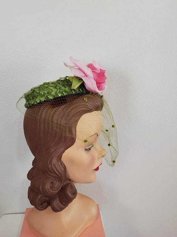 Vintage 1950's Green Raffia Hat With Pink Milline… - image 3