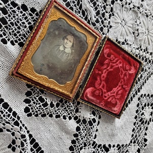 Antique Circa 1840&#39;s - 1860&#39;s Daguerreotype Photo Cased Framed Woman Sitting Portrait Red Velvet Lining
