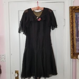 Vintage 1930&#39;s etherische zwarte zijden jurk met PInk floral corsage en zaagtand capelet / wandelen op een droom / XS