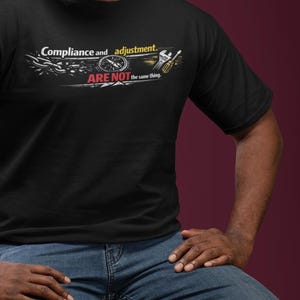 El cumplimiento y la adaptación no son lo mismo, camiseta de hombre con mensaje contundente.