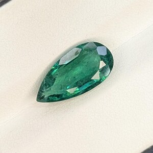 Gema de esmeralda talla pera cultivada en laboratorio / 6,95 ct verde zambiano para joyería
