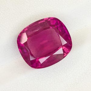 Kräftiger rot-pinkfarbener Rubin - 17.85 Karat Korund im Kissenschliff (14 x 16 mm)