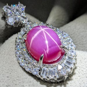 Colgante vintage rosa Lindy Star Ruby, collar con piedra en forma de estrella de 12 x 16 mm, detalles de circonitas cúbicas en latón.