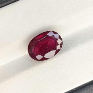 Exquisiter Taubenblut Rubin mit 8.70 Karat - Edelstein im Ovalschliff