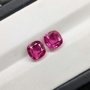 Par de rubíes cultivados en laboratorio / Corindón rojo rosado intenso de corte cojín (8 mm)