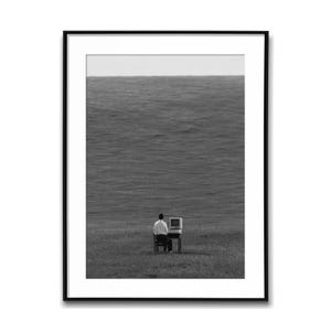 Könnte beinhalten: Ein Set aus drei Keramikbechern mit einer gesprenkelten, cremefarbenen Glasur. Jeder Becher hat ein anderes handgemaltes Design: ein blaues und grünes Blatt, eine gelbe Blume und eine rote Beere. Die Becher haben ein schlichtes, modernes Design.