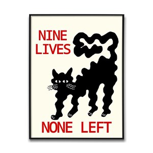 Könnte beinhalten: Gerahmter Kunstdruck mit einer schwarzen Katzenillustration und dem roten Text "NINE LIVES" und "NONE LEFT". Die Katze hat ein stilisiertes, wellenförmiges Design auf cremefarbenem Hintergrund, ideal für die Inneneinrichtung.