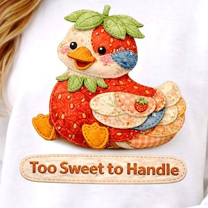 Puede incluir: Una sudadera blanca con un diseño caprichoso de pato fresa. El pato está hecho de tela de retazos con patrones rojos, verdes y florales. El texto "Too Sweet to Handle" se muestra en una pancarta debajo.