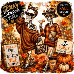 Può includere: Due scheletri con accessori leopardati e maglioni arancioni, uno con un cocktail e l'altro con una borsa. Il testo include SPOOKY SEASON VIBES, PUMPKIN SPICE & SKELETON NICE, PERFECT FALL DESIGN e HIGH QUALITY 300 DPI.