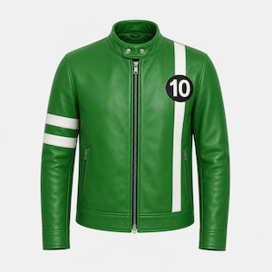 Op de afbeelding: Groene leren jas met een witte streep over de voorkant en witte strepen op de linkermouw. Een zwart-witte patch met het nummer 10 staat op de borst. De jas heeft een opstaande kraag en een ritssluiting.
