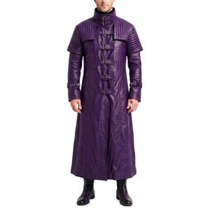Puede incluir: Un abrigo largo de cuero morado oscuro con cuello alto y múltiples hebillas. El abrigo presenta detalles acolchados en los hombros y un diseño largo y fluido. El modelo lleva botas negras. Una prenda llamativa y elegante.