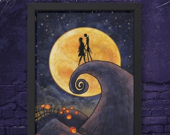Può includere: Una stampa artistica incorniciata che raffigura la silhouette di due figure su una collina curva davanti a una grande luna piena gialla. La scena include un cielo notturno stellato e un paesaggio punteggiato di zucche arancioni luminose.