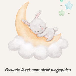 Può includere: Illustrazione ad acquerello di un coniglietto addormentato su una luna crescente sopra una nuvola, con stelle. L'immagine contiene il testo "Freunde lässt man nicht wegspülen" e il logo MondScheinDE.