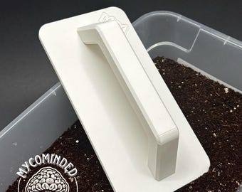 Puede incluir: Un letrero de madera rústica con el texto "Welcome to our home" en letras blancas. El letrero presenta un acabado envejecido y un diseño sencillo y acogedor, ideal para un porche o entrada.