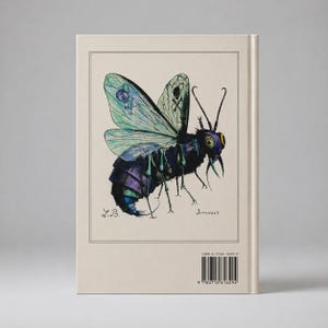 K&ouml;nnte beinhalten: Buchcover mit einer detaillierten Illustration eines stilisierten Insekts mit gro&szlig;en, gemusterten Fl&uuml;geln. Das Insekt ist haupts&auml;chlich schwarz, lila und blaugr&uuml;n, mit gelben Augen. Das Kunstwerk ist auf cremefarbenem Hintergrund gerahmt.