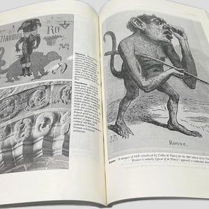 K&ouml;nnte beinhalten: Ein aufgeschlagenes Buch mit Illustrationen und Text. Eine Seite zeigt eine detaillierte Zeichnung einer Kreatur, die einen Stock h&auml;lt, mit der Bezeichnung "Ronwe". Die gegen&uuml;berliegende Seite enth&auml;lt eine Zeichnung einer Figur, die ein vogel&auml;hnliches Wesen reitet, sowie architektonische Details.