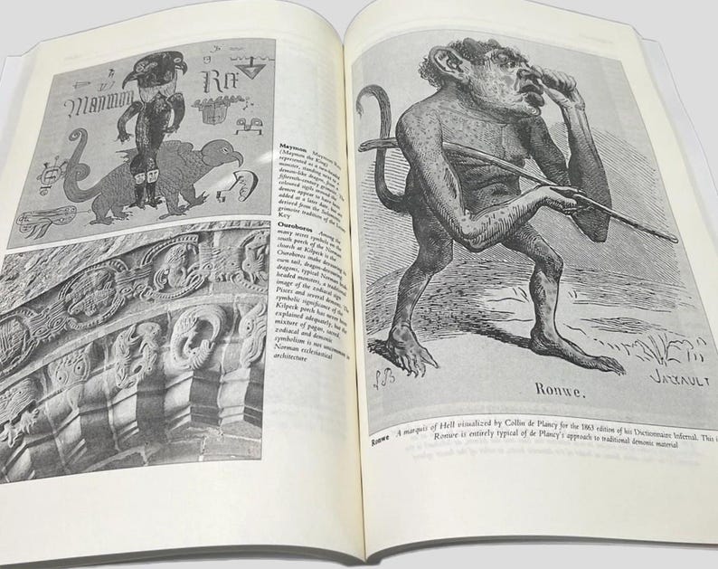 K&ouml;nnte beinhalten: Ein aufgeschlagenes Buch mit Illustrationen und Text. Eine Seite zeigt eine detaillierte Zeichnung einer Kreatur, die einen Stock h&auml;lt, mit der Bezeichnung "Ronwe". Die gegen&uuml;berliegende Seite enth&auml;lt eine Zeichnung einer Figur, die ein vogel&auml;hnliches Wesen reitet, sowie architektonische Details.